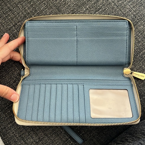 Michael Kors Jet Set Go Airplane Wallet - Picture 4 of 13